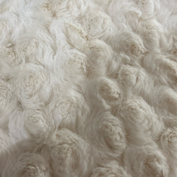 Me Jane rose petals Faux fur off wht jacket - Size Medium - Picture 6 of 10